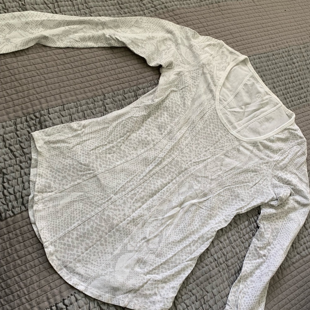 Lululemon long sleeve snake skin print top size 4